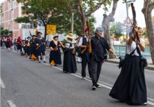 ...I pel davant, Miquelets en formació a Cercavila per l'acte Segadors 2023 a Sant Andreu