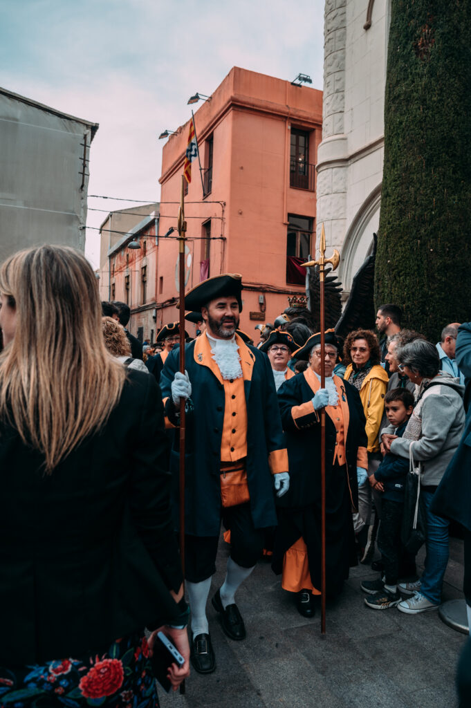 Entrant a Plaça de la Vila per fer ball de Miquelets, com a part del Pregó del 5 de maig de 2023 (Foto de Daniel García)