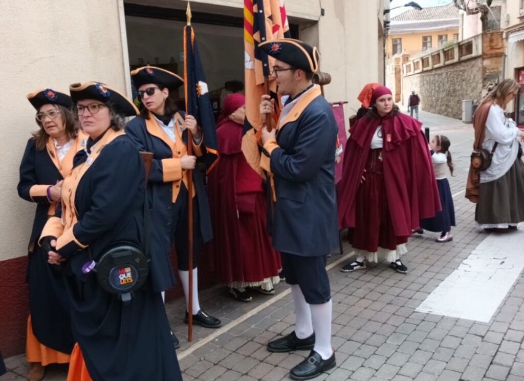 15a Trobada Dona trabucaire 2024 a Torrelles de Llobregat - Dones i banderes descansant