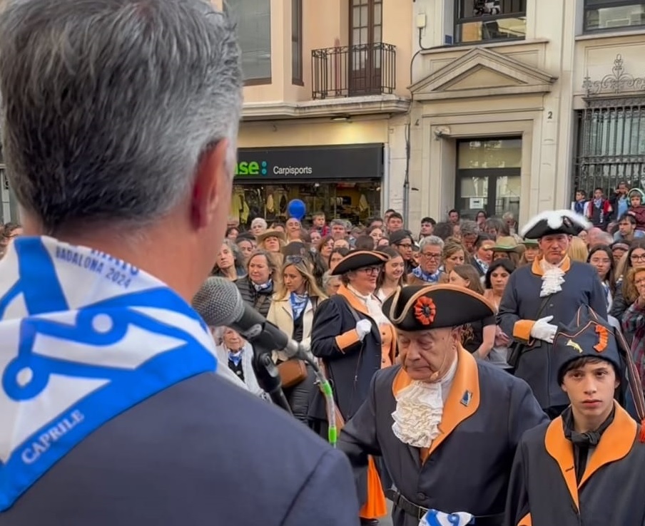 Oferiment del mocador a l'Alcalde al Pregó de Festes de Maig - Foto Ajuntament de Badalona - Instagram de l'Alcalde