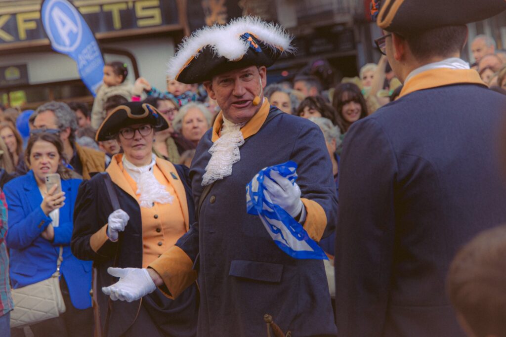 Oferiment del mocador a l'Alcalde al Pregó de Festes de Maig - Foto Jordi Gimeno - Ajuntament de Badalona