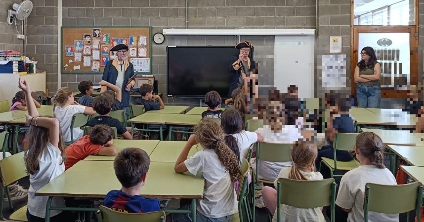 15-10-2025 Tradicional visita anual a l'Escola Salvador Espriu de Badalona - Xerrada a l'aula - Foto de Maria Melcior