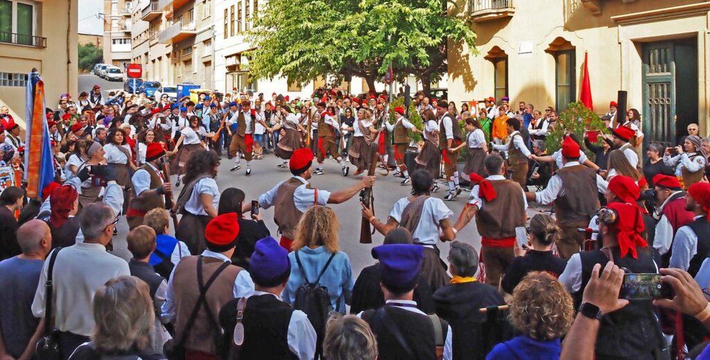 18-10-2025 - 43a Trobada Nacional de Trabucaires de Catalunya - Ball de Cacavells del Tro Gros a l'Ajuntament - Súria 