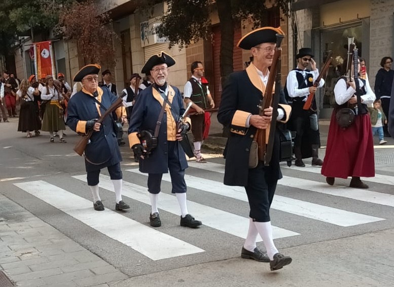 18-10-2025 - 43a Trobada Nacional de Trabucaires de Catalunya - Formació Miquelets a la Cercavila - Súria