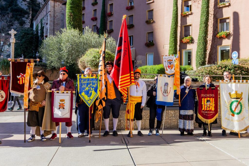 22-11-2025 Commemoració del mil.lenari de Montserrat - Les banderes de les colles